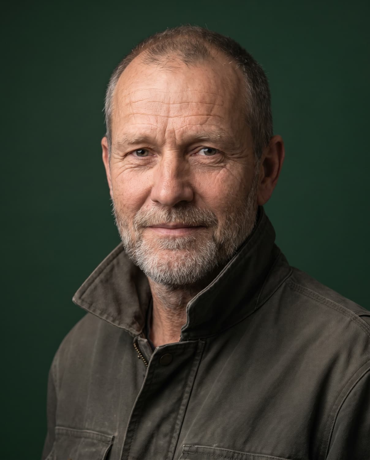 Portræt af Henning på grøn baggrund