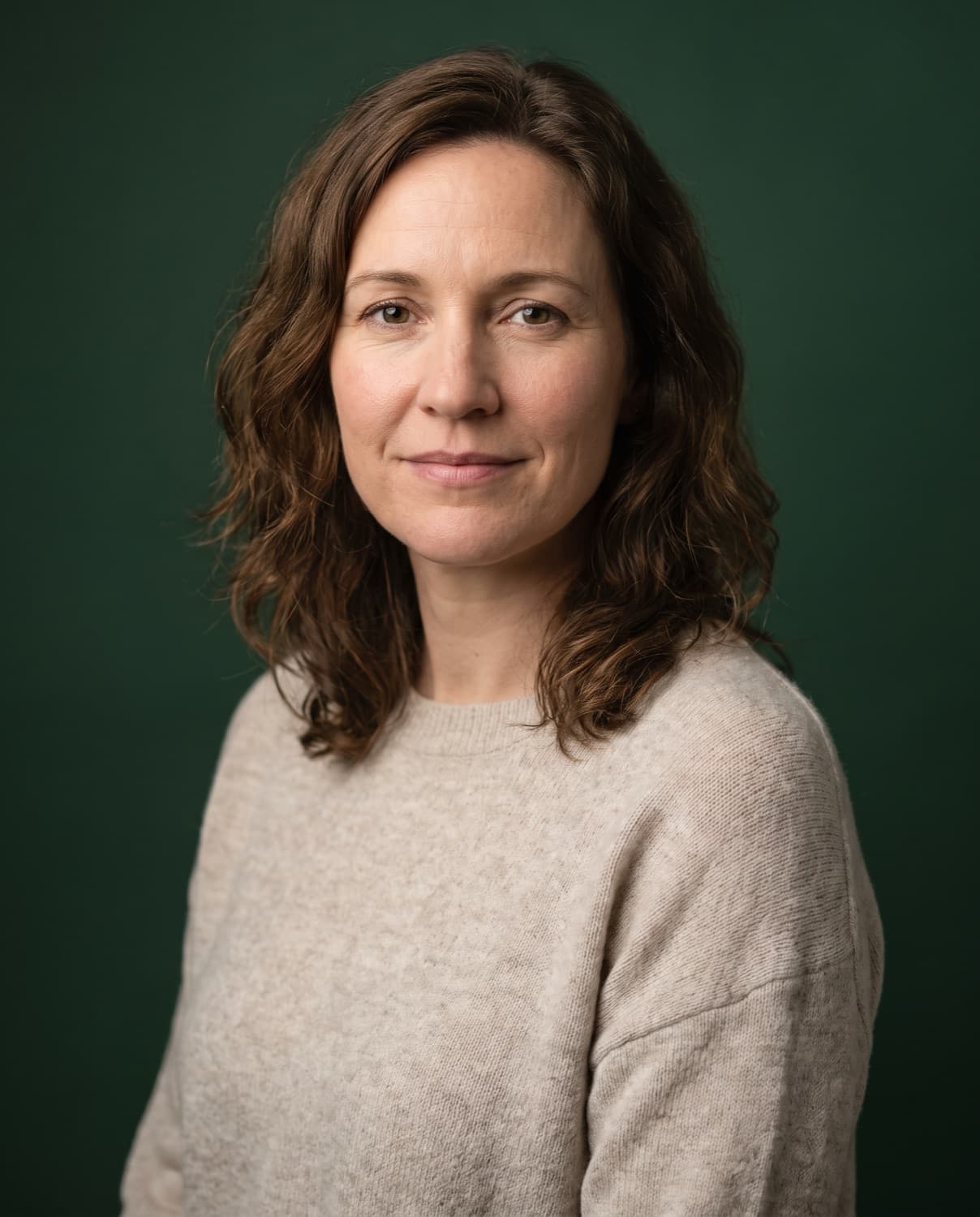 Portræt af Camilla på grøn baggrund